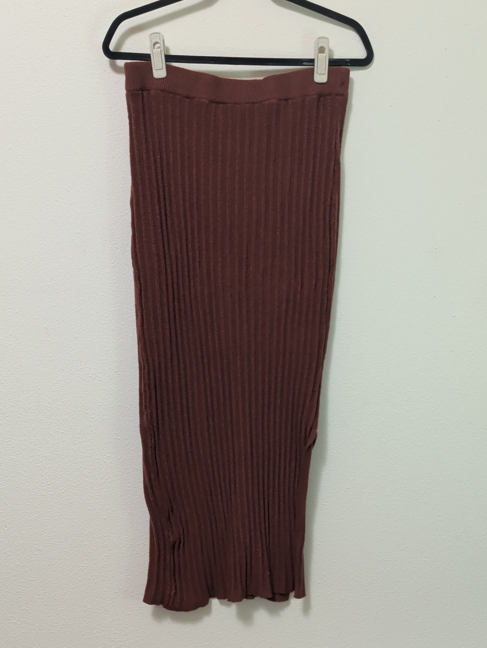 Olive & Oak Ribbed Sweater Midi Skirt in Rust Brown